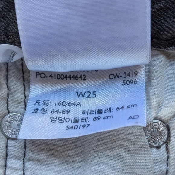 Levi's Premium Faded Black High Rise 501 Jean Cutoffs Shorts Size 25 Button Fly - Picture 10 of 13